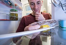 Mann guckt in K&uuml;hlschrank - Foto: Christin Klose/dpa-tmn