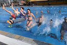 Menschen springen ins Wasser - Foto: Uli Deck