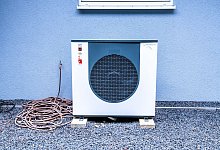 W&auml;rmepumpe vor einem Einfamilienhaus - Laura Ludwig/dpa-tmn