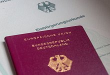 Einb&uuml;rgerungsurkunde und Reisepass - Fernando Gutierrez-Juarez/dpa