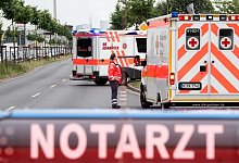 Rettungswagen im Einsatz - Foto: Julian Stratenschulte/dpa