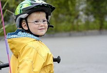 Brillenschlangen sind cool - Sehfehler am besten früh korrigieren - picture alliance / dpa-tmn