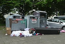 alte Kleidung und Müll vor Container für Altkleider - 1 - IMAGO/Horst Galuschka