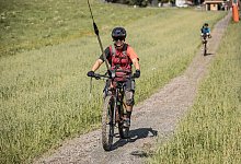 Neuer Fahrrad-Schlepplift in Tirol - Foto: Mirja Geh/TV Kitzb&uuml;heler Alpen/dpa-tmn