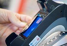 Geld mit Karte abheben - Foto: Franziska Gabbert/dpa-tmn