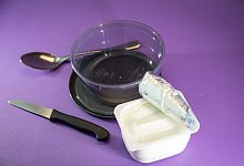 Ein Becher Quark steht neben einer Sch&uuml;ssel - Christin Klose/dpa-tmn