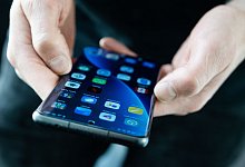 Eine Person an einem Smartphone - Franziska Gabbert/dpa-tmn