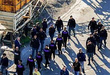 Schiff der italienischen Marine mit Flüchtlingen in Albanien - Vlasov Sulaj/AP/dpa