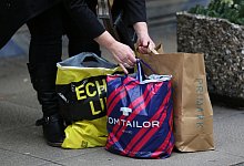 Einkaufst&uuml;ten aus Papier und Plastik - Foto: Ina Fassbender/dpa-tmn