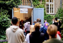 Schlage vor Wahllokal - Foto: Hauke-Christian Dittrich/dpa