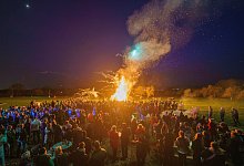 Menschen stehen um ein Osterfeuer - Andreas Arnold/dpa/dpa-tmn