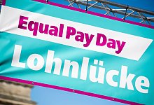 Banner mit der Aufschrift «Equal Pay Day - Lohnlücke» - Christophe Gateau/dpa/dpa-tmn