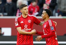 Dawid Kownacki (l) und Myron van Brederode - Roland Weihrauch/dpa