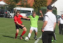 Julian Jobstmeier von der SG Hiddesen-Heidenoldendorf setzt sich vor den Augen seines Trainers Markus R&uuml;schenp&ouml;hler (rechts) gegen den Brakeler Marc Schuster (links) durch. - Sebastian Lucas