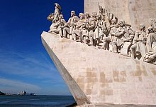 Der Fluss Tejo mit dem Denkmal der Entdeckungen. - Sabrina Hentschel/dpa