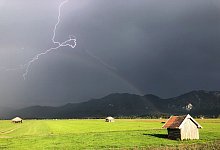 Blitz zuckt über den bayerischen Voralpen - Valentin Gensch/dpa/dpa-tmn