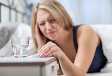 Frau greift zu Tablette - Christin Klose/dpa-tmn