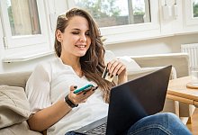 Das erste Gehalt - Foto: Christin Klose/dpa-tmn/Illustration