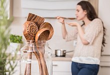 Kochutensilien aus Holz stehen in einer K&uuml;che - Christin Klose/dpa-tmn