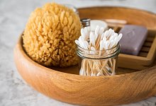 Wattest&auml;bchen aus Bambus und Papier - Foto: Christin Klose/dpa-tmn