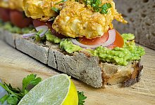 Knuspriger Feta auf Brot - Doreen Hassek/hauptstadtkueche.blogspot.com/dpa-tmn