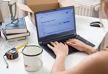 Viele nutzen Online-Auktionen - Foto: Christin Klose/dpa-tmn