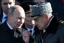 Der russische Präsident Wladimir Putin (l) und Verteidigungsminister Sergej Schoigu. - Alexander Zemlianichenko/AP/dpa