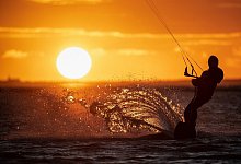 Kitesurfen im Wattenmeer - Foto: Matthias Balk/dpa