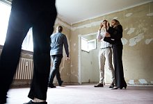 Eine Maklerin zeigt Interessenten ein Haus - Christin Klose/dpa-tmn