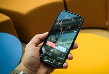 Aktienkurse auf einem Smartphone - Zacharie Scheurer/dpa-tmn