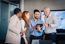 Eine Gruppe Kolleginnen und Kollegen arbeitet an einem Projekt - Zacharie Scheurer/dpa-tmn