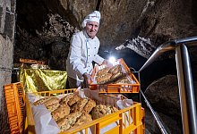 Weihnachtsstollen reift in Drachenhöhle - Hendrik Schmidt/dpa