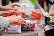 Supermarktkasse - Julian Stratenschulte/dpa