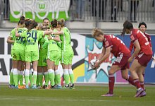 Die W&ouml;lfinnen (l) lie&szlig;en den Bayern im Topspiel keine Chance. - Swen Pf&ouml;rtner/dpa