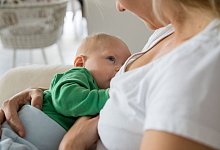 Eine Frau stillt ihr Baby - Christin Klose/dpa-tmn