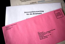 Briefwahlunterlagen liegen auf einem Tisch - Sina Schuldt/dpa/dpa-tmn