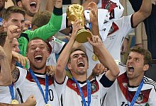 Philipp Lahm mit dem WM-Pokal - Marcus Brandt/dpa