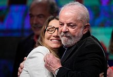 Luiz In&aacute;cio Lula da Silva umarmt seine Frau Rosangela. - Andre Penner/AP/dpa