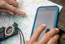 Karte, Kompass, Handy: Wo geht es lang? - Christin Klose/dpa-tmn