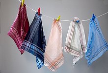 Stofftaschentücher hängen auf einer Leine - Laura Ludwig/dpa-tmn