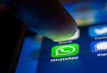 Ein Mann öffnet WhatsApp auf einem Smartphone - Zacharie Scheurer/dpa-tmn