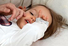 Kleinkind reibt sich die Augen - Andrea Warnecke/dpa-tmn