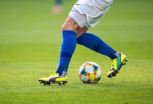 Ein Fu&szlig;ballspieler spielt den Ball. - Jens B&uuml;ttner/dpa-Zentralbild/ZB/Symbolbild