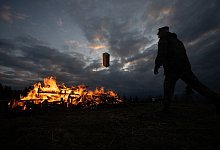 Osterfeuer vor dem Entz&uuml;nden unbedingt umschichten - Sebastian Gollnow/dpa
