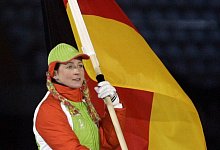 Fahnentr&auml;gerin - Foto: Matthias Schrader/dpa