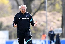 Herthas Trainer Felix Magath h&auml;lt im Training eine Ansprache. - Matthias Koch/dpa
