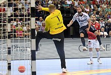 Flensburgs Teitur Einarsson (M) erzielt gegen HSV-Torh&uuml;ter Johannes Bitter einen Treffer. - Michael Schwartz/dpa