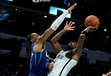 Nets-Guard Kyrie Irving (r) führte sein Team zum Sieg. - Chris Carlson/AP/dpa