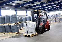 EIn Gabelstapler in einem Lager - Roland Weihrauch/dpa/dpa-tmn