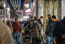 Maskenball beim Late-Night-Shopping: Meist diszipliniert verhielten sich die Menschen am Samstag. - Sarah Jonek